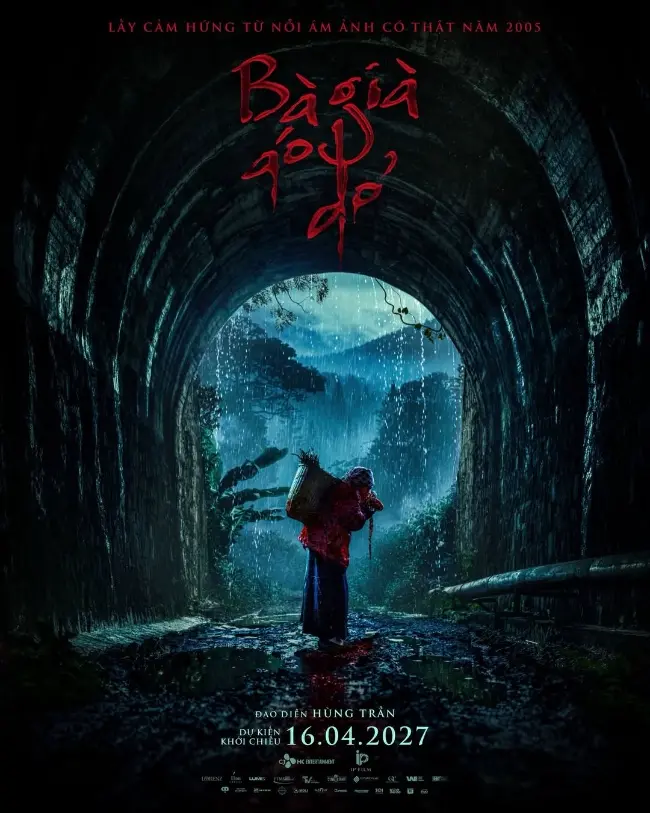 BÀ GIÀ ÁO ĐỎ